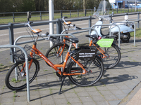 901435 Afbeelding van twee Donkey Republic-huurfietsen, bij de bushalte Veldzigt-Noord aan de Busbaan Ouderijn te De ...